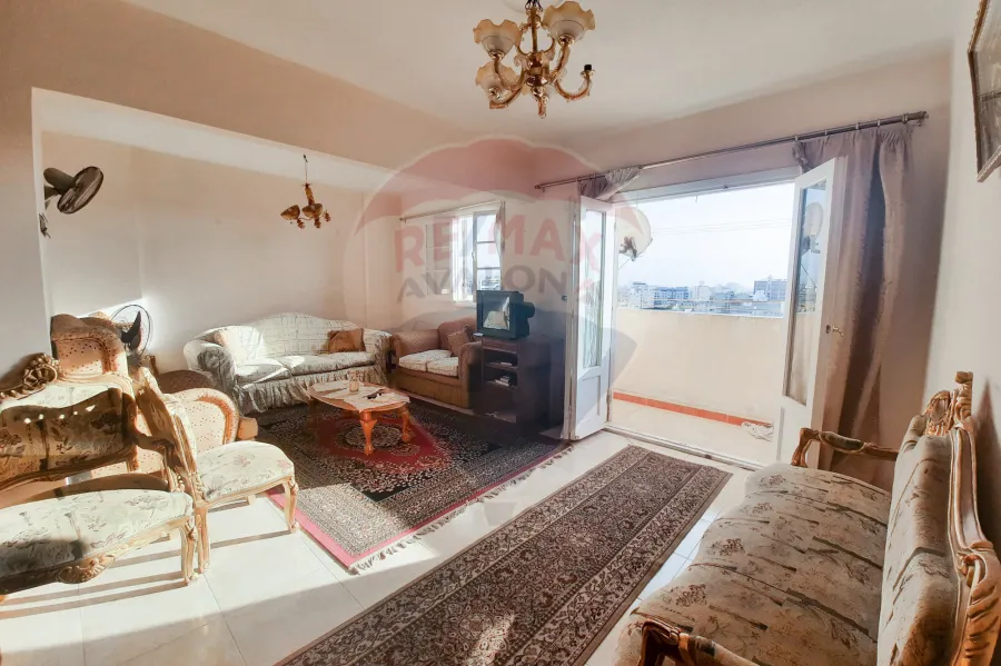 شقة للايجار 105 م رشدي (علي الترام مباشرة - خطوات من ش سوريا)