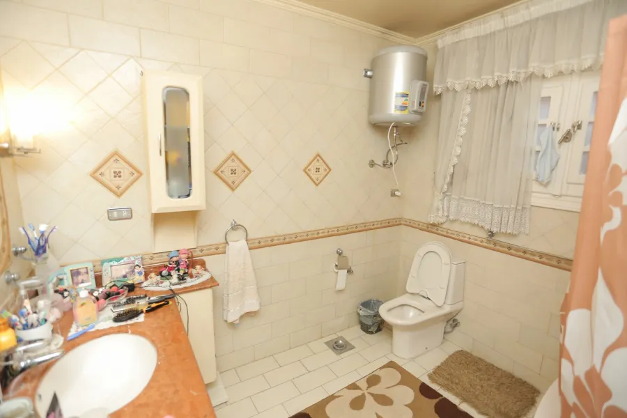 شقة للبيع 277م جليم على الترام مباشرة (ترى البحر)