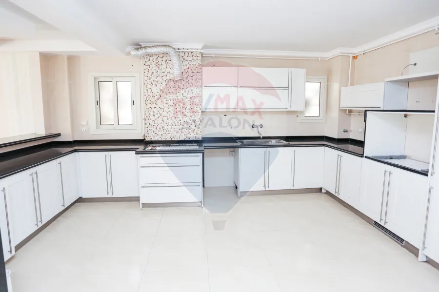 شقة للإيجار 250م سموحة (أبراج بيتك فى النادى - شارع النقل والهندسة)