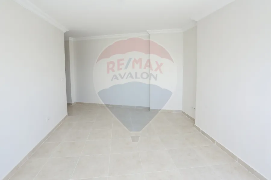 شقة للإيجار  إدارى أو سكنى 205 م سموحه ( ش العشرين الرئيسى ابراج جرين تاورز )