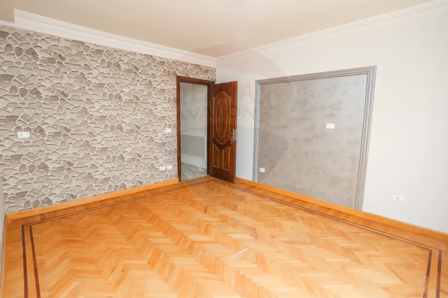 شقة للايجار 195 م رشدي (علي الترام مباشرة)