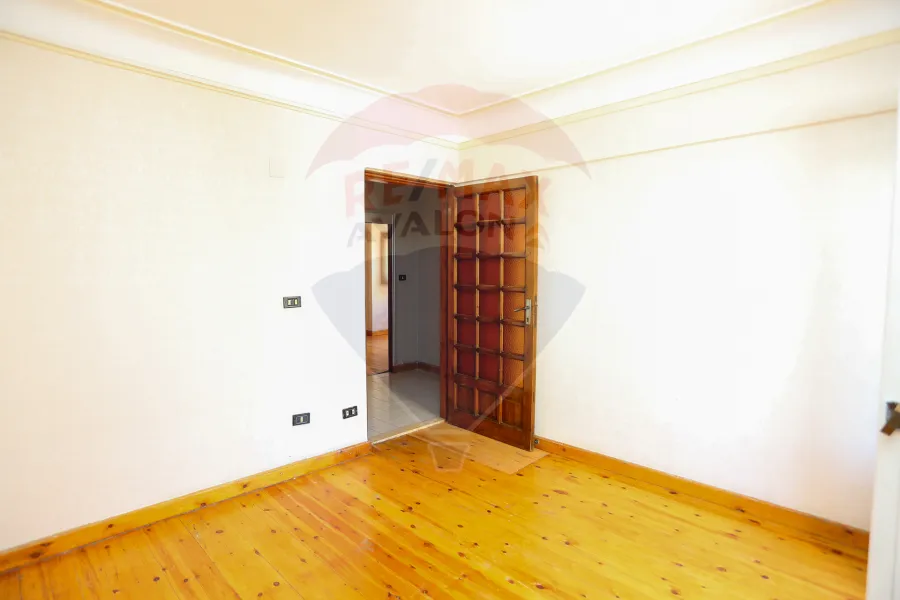 شقة للايجار 170 م كفر عبده (ش سكينة بنت الحسين)