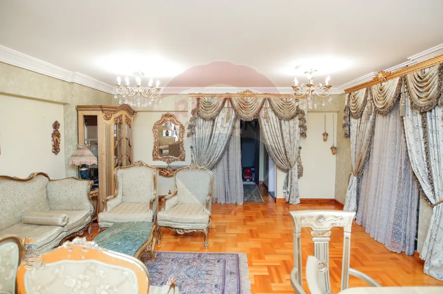 شقة للإيجار المفروش  195م رشدى (على الترام مباشرة)