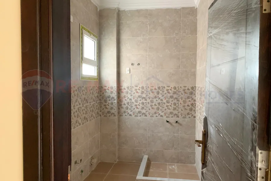 stand Alo1ne for sale 400 m King Mariout (Cordoba St.)