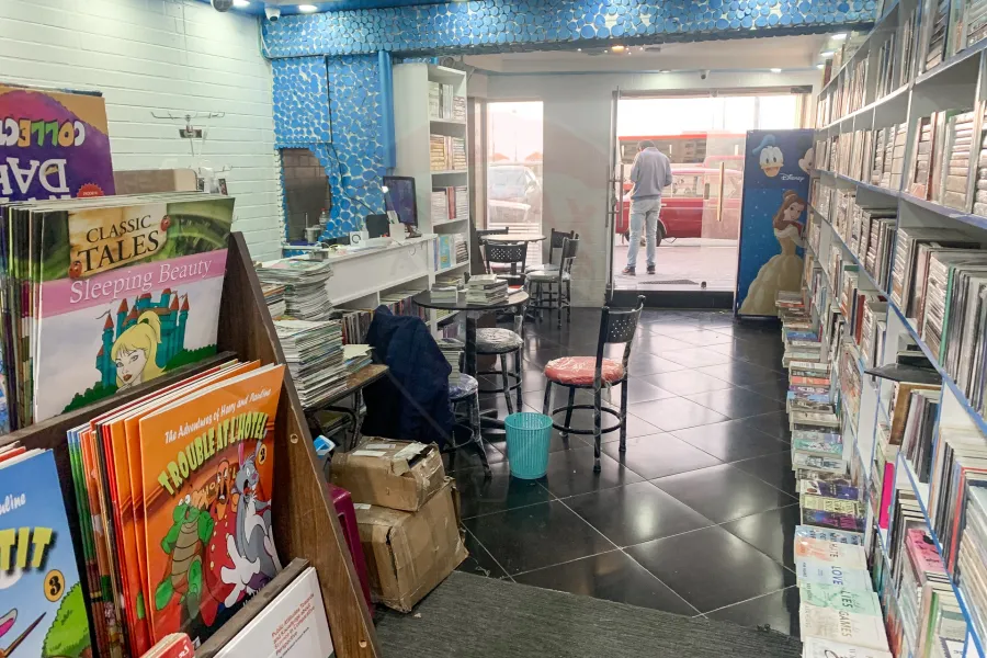 shop for sale 40 m Sporting ( Directly on the sea )