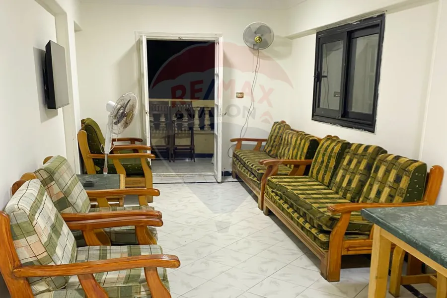 شقة للايجار المفروش 110 م ميامي (تاني نمره من البحر)