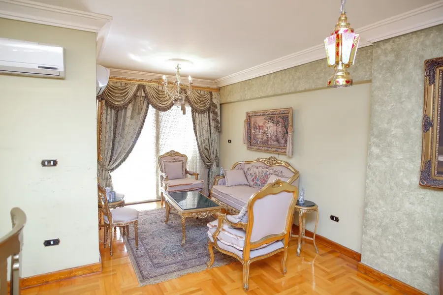 شقة للايجار مفروش 195م رشدى ( على الترام مباشرة )