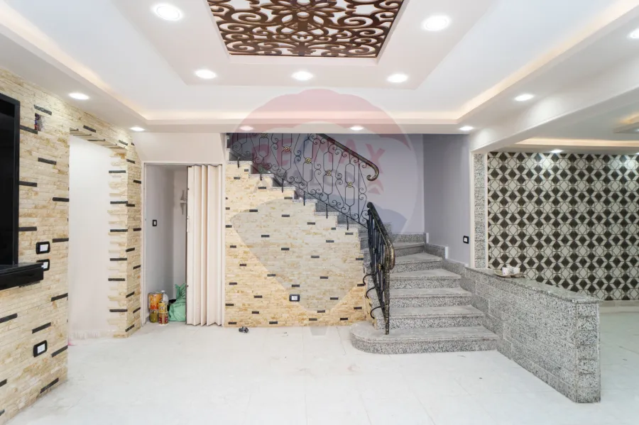 فيلا للبيع  250 م  المعمورة الشاطئ (علي البحر مباشرة)