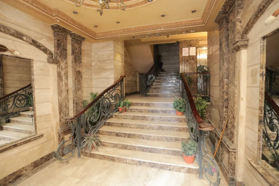 شقة للبيع 277م جليم على الترام مباشرة (ترى البحر)