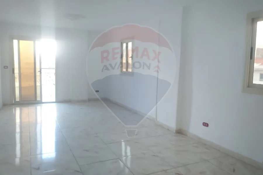 شقة للايجار 140م لوران (خطوات من البحر)