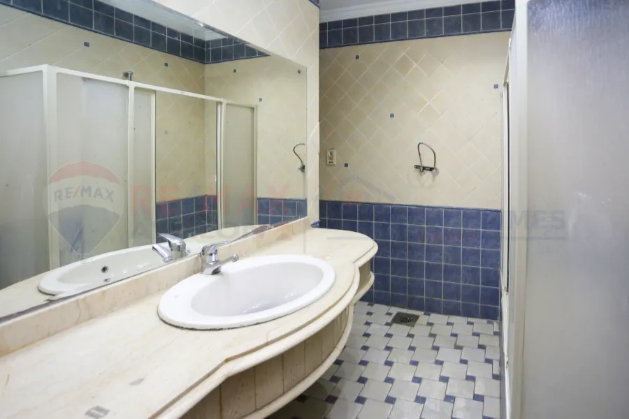 شقة للبيع 200 م زيزينيا (علي الترام مباشرة - برج براند)