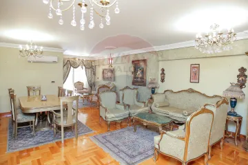 شقة للإيجار المفروش  195م رشدى (على الترام مباشرة)