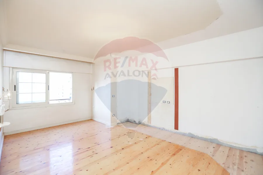 شقة للبيع 240 م  سموحة (  شارع فوزى معاذ راسا - خطوات من ميدان سموحه )