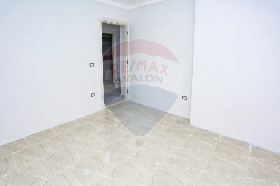 شقة للبيع 215 م سموحة (كومباوند ايست تاور- ش مدرسة الريادة)