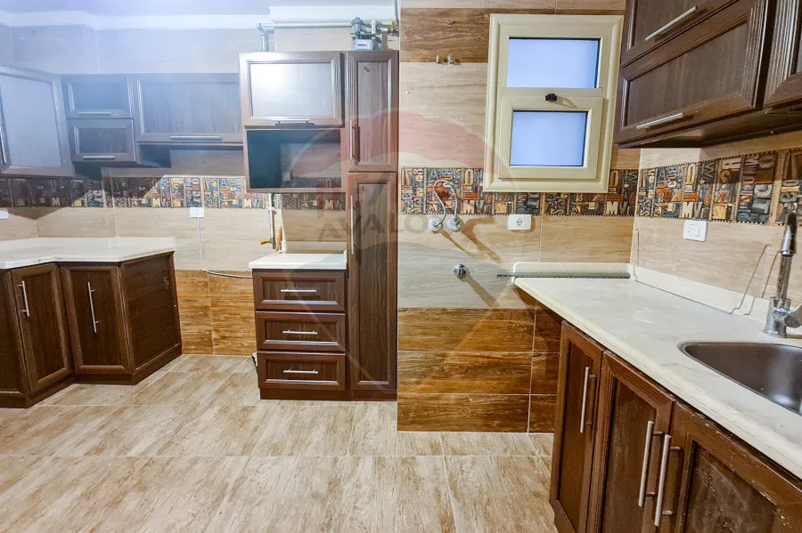 شقة  للإيجار 185 م كفر عبده (شارع سانت جينى)