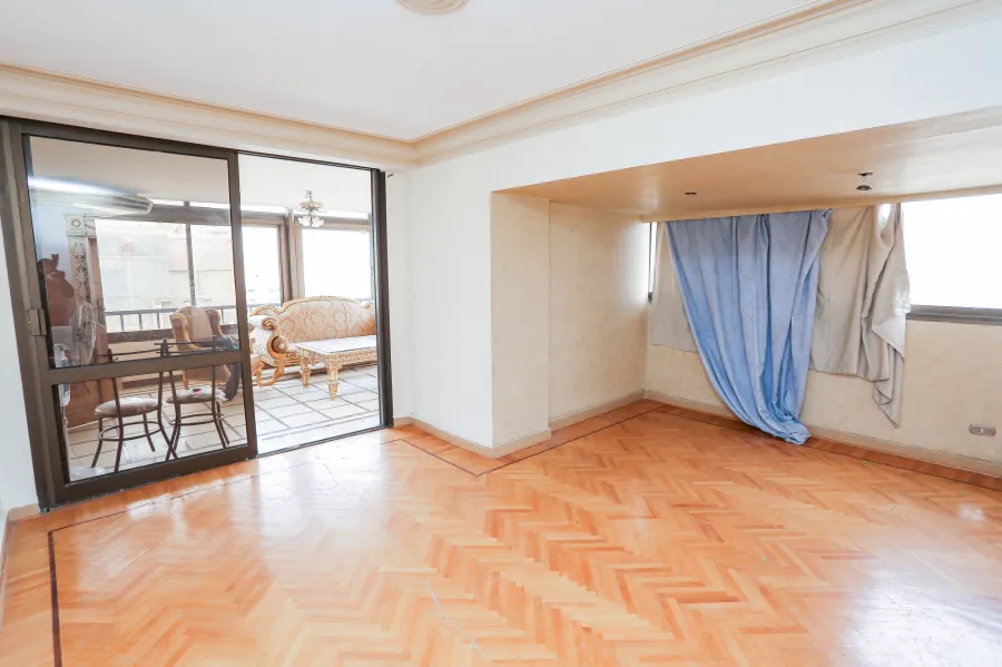 شقة للبيع 320 م جناكليس (علي الترام مباشرة)