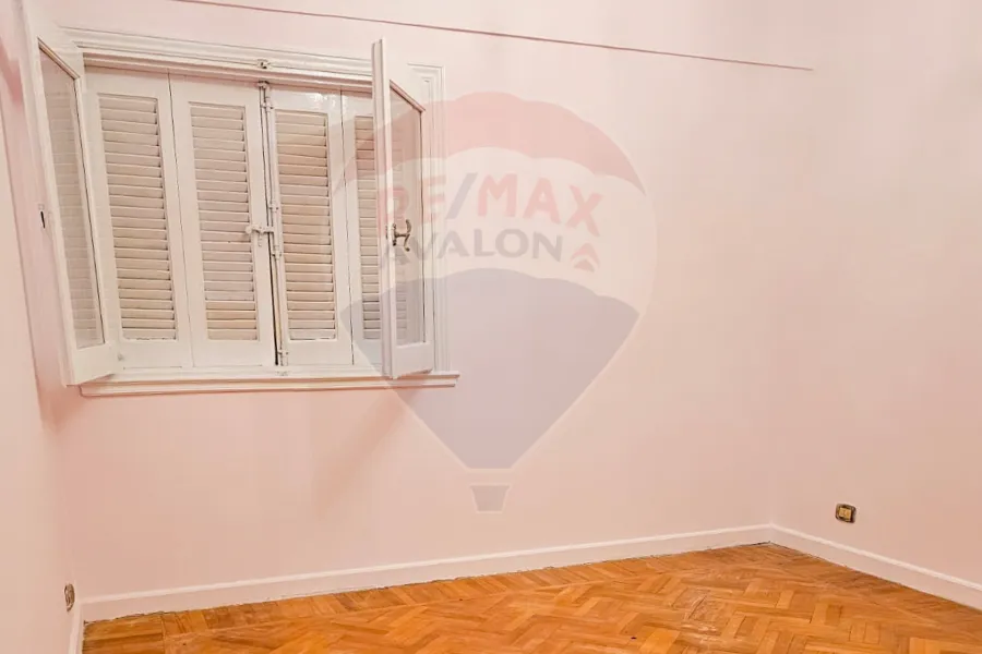 شقه للإيجار 140 م مصطفي كامل (علي الترام مباشرة)