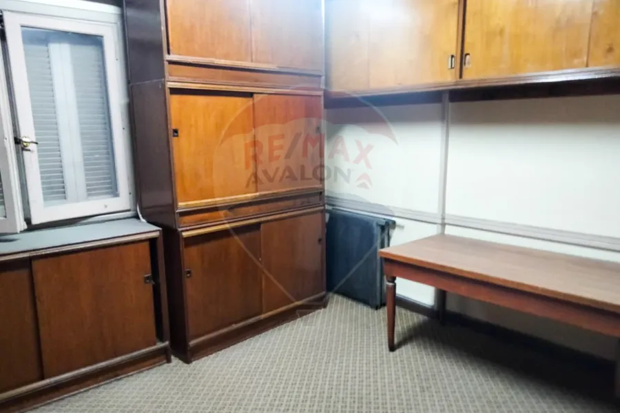 مكتب للايجار 125 م محطة الرمل (تاني نمرة من شارع صفيه زغلول - الباب رقم ڤ5)