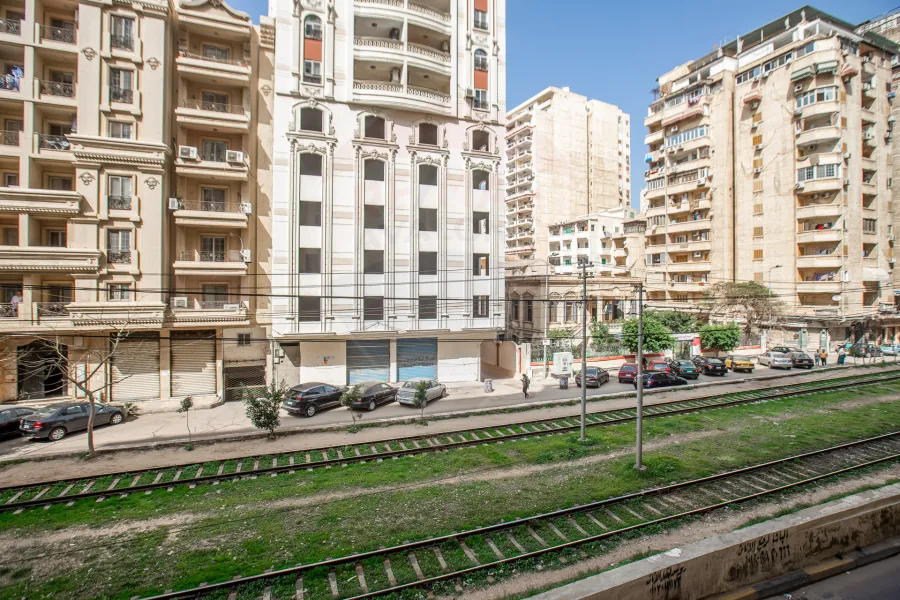 محل تجاري 220 م للايجار رشدي (ش احمد شوقي - على الترام مباشرة)