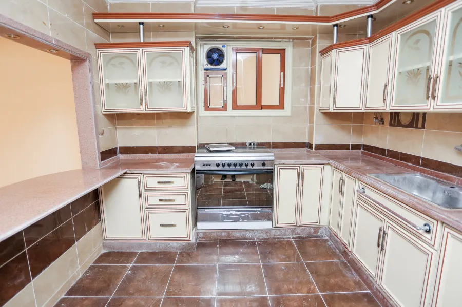 شقة للبيع 210 م السرايا (ثانى نمرة من البحر)