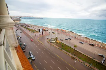 شقة للبيع 330 م كامب شيزار (علي البحر مباشرة)