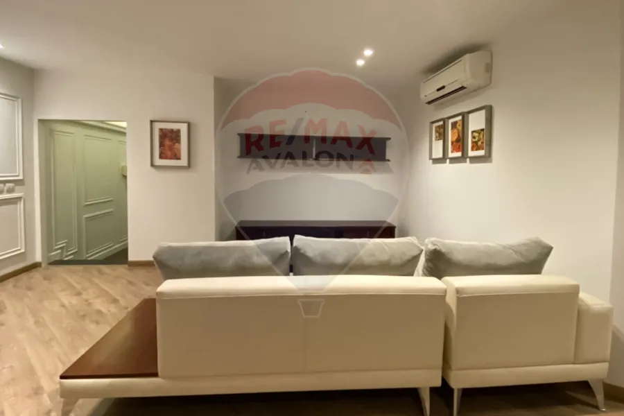 شقة للبيع 240 م رشدي (على البحر مباشرة)