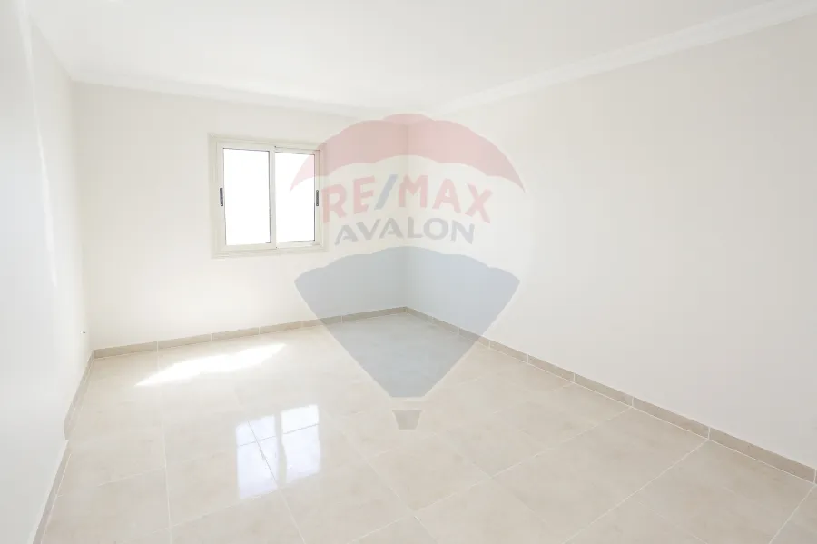 شقة للإيجار  إدارى أو سكنى 205 م سموحه ( ش العشرين الرئيسى ابراج جرين تاورز )