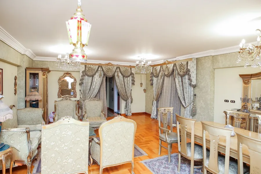 شقة للايجار مفروش 195م رشدى ( على الترام مباشرة )