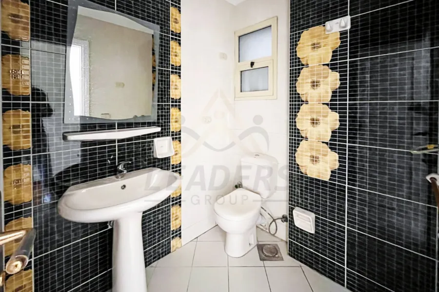 شقة للايجار 186 م سموحه (ش فوزي معاذ)