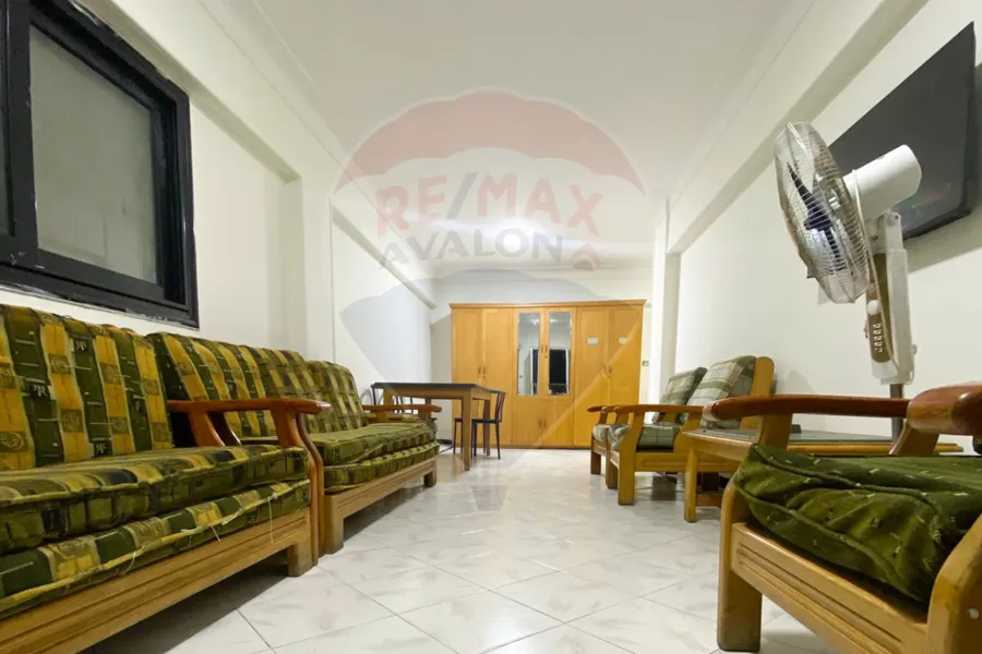 شقة للايجار المفروش 110 م ميامي (تاني نمره من البحر)