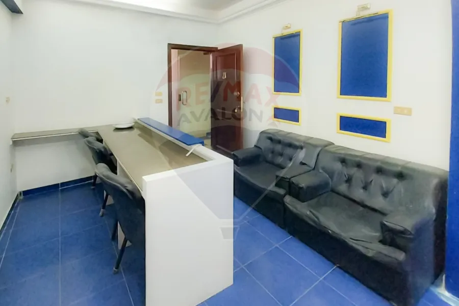 مكتب إداري للبيع 50 م محطة الرمل (شارع كنيسة الأقباط)