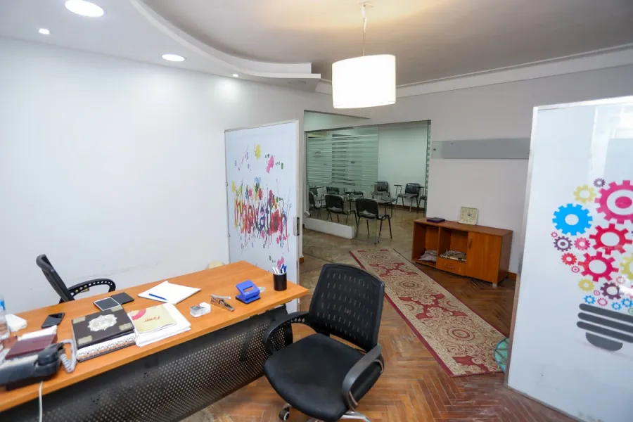 مكتب إدارى للايجار 180 م ثروت (متفرع من ش عبدالحميد الديب)