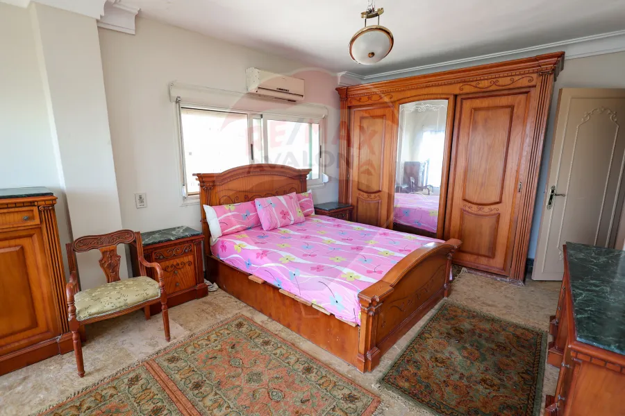 شقة دوبليكس للبيع 260 م المندرة (علي البحر مباشرة)