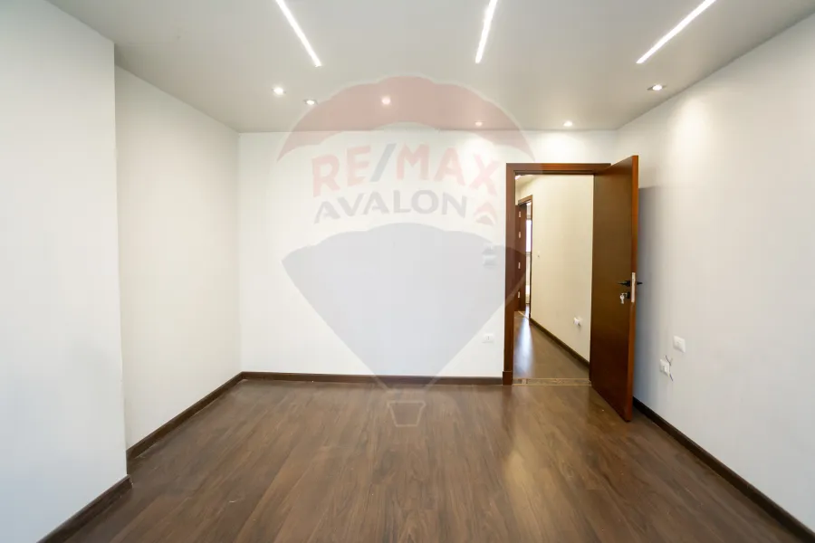 شقة للبيع 245 م سموحه (ش فوزي معاذ الرئيسي)