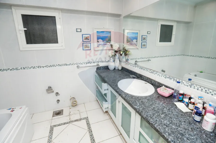 شقة للبيع 240 م  سموحة (  شارع فوزى معاذ راسا - خطوات من ميدان سموحه )