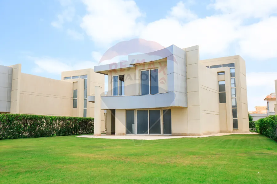 فيلا للبيع 1,010 م الساحل الشمالي سيدي كرير (كومباوند سيدرا - صف اول بحر)