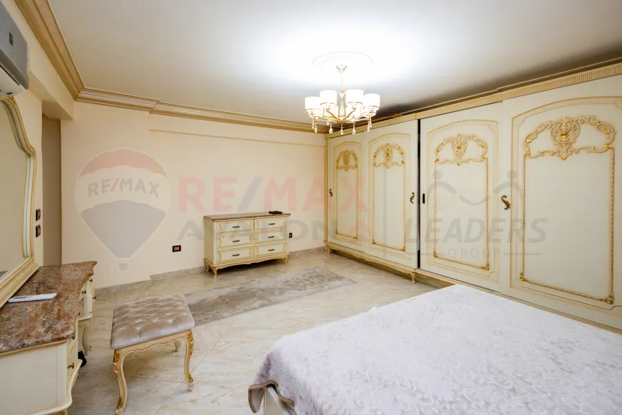 Apartment for sale 200 m Janaklis (steps from Abu Qir St.)