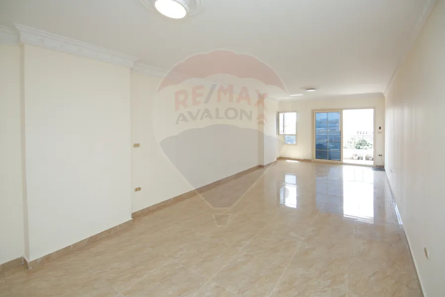 شقة للبيع 192 م الشاطبي (كوبري الجامعة - خطوات من البحر)