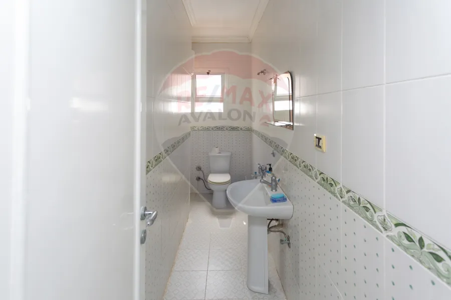 شقة للبيع 185 م رشدي (بين الترام و البحر)