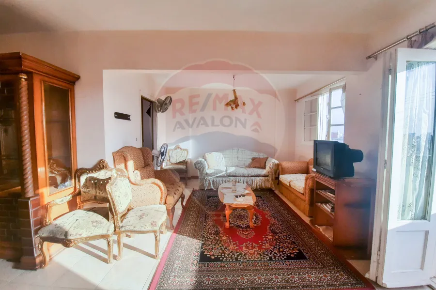 شقة للايجار 105 م رشدي (علي الترام مباشرة - خطوات من ش سوريا)