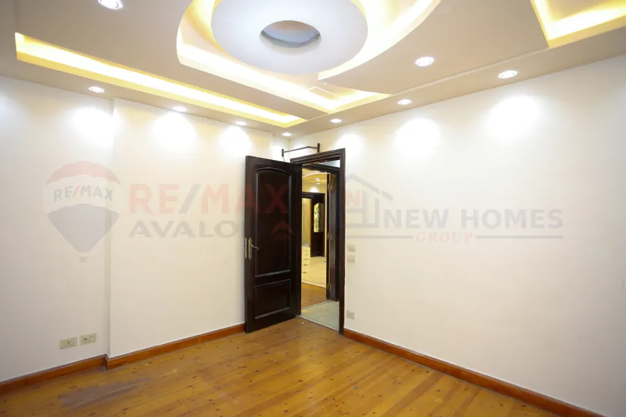 شقة للبيع 200 م زيزينيا (علي الترام مباشرة - برج براند)