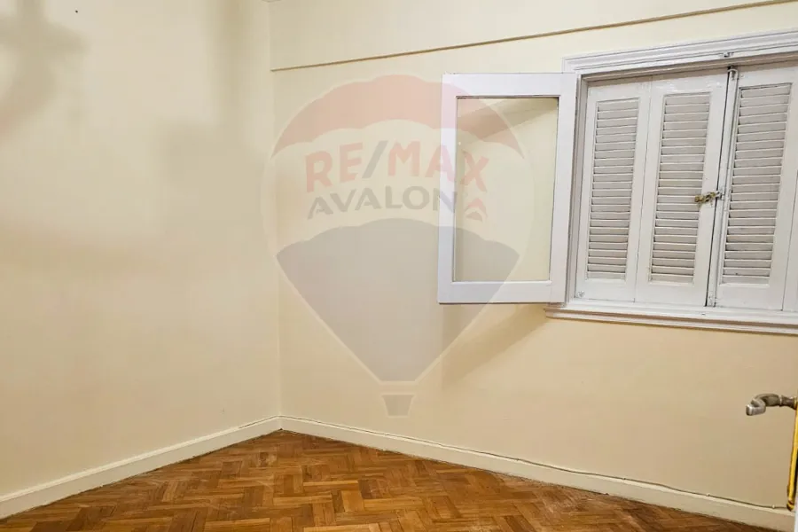 شقه للإيجار 140 م مصطفي كامل (علي الترام مباشرة)