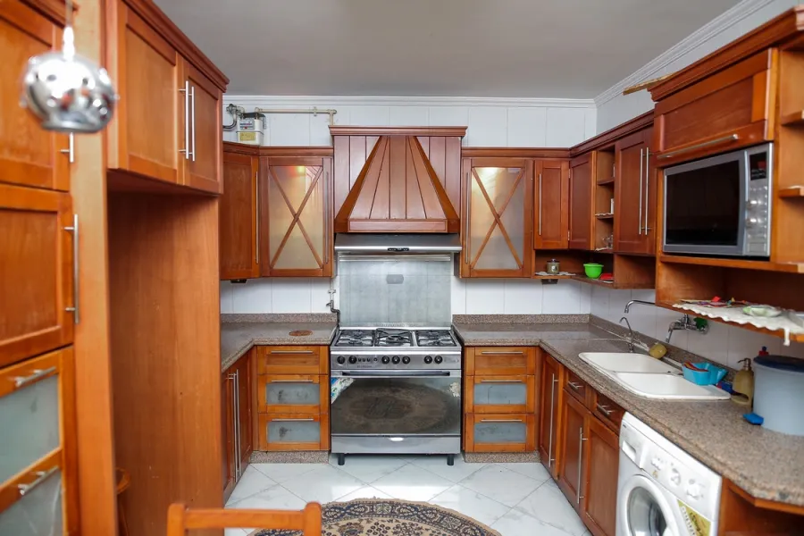 شقة للايجار مفروش 195م رشدى ( على الترام مباشرة )