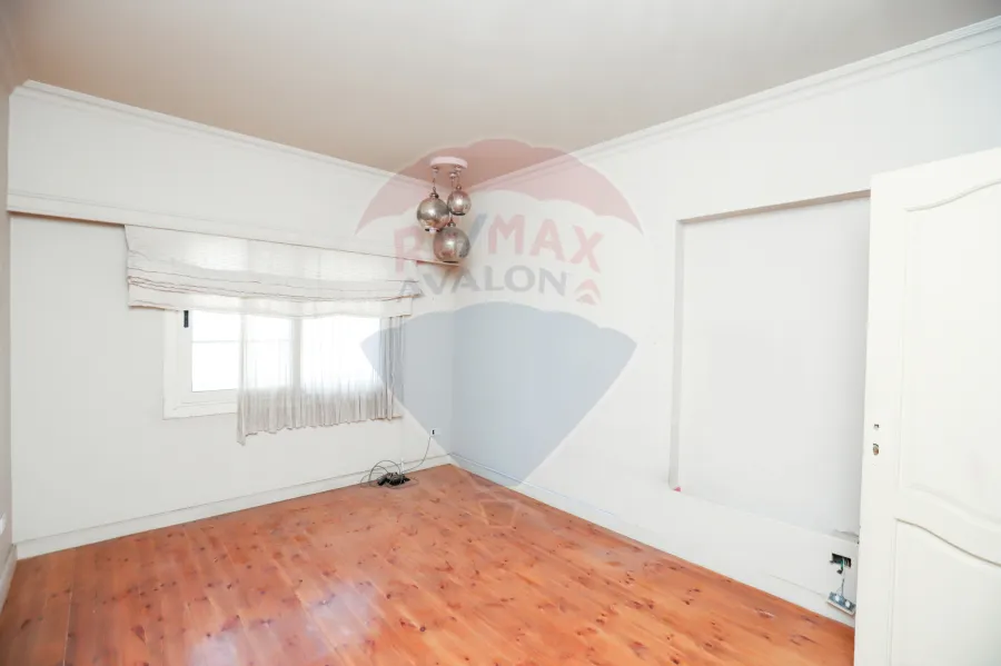 شقة للبيع 240 م  سموحة (  شارع فوزى معاذ راسا - خطوات من ميدان سموحه )