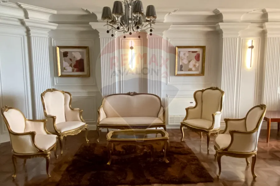 شقة للبيع 240 م رشدي (على البحر مباشرة)