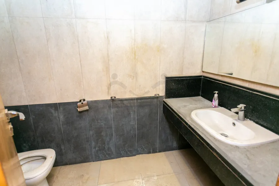 شقة للبيع 250 م الشاطبي (علي الترام مباشرة - خطوات من البحر)