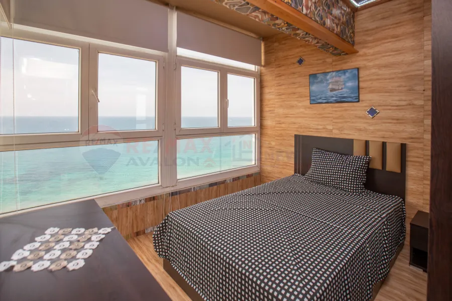 شقة للبيع 120 م لوران ( علي البحر مباشرة )