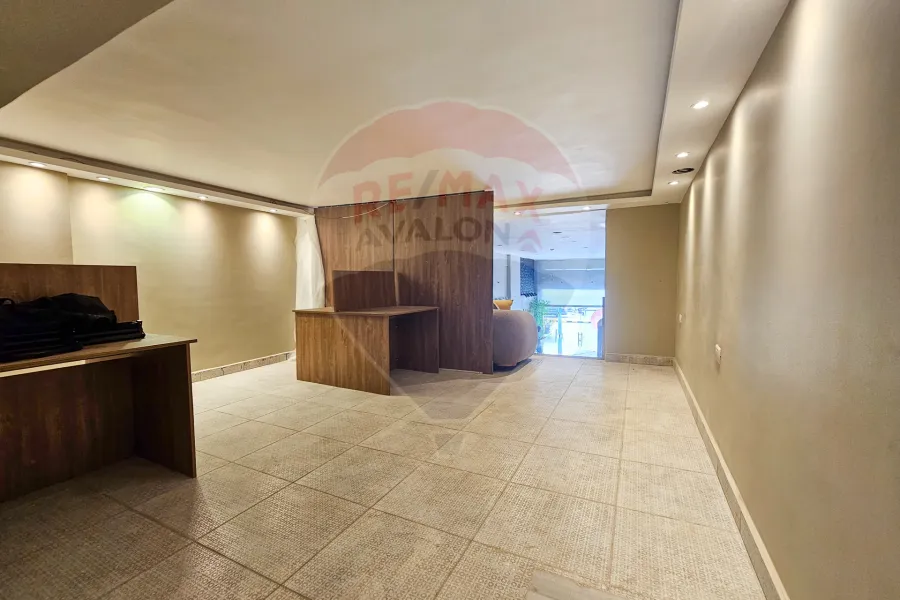 محل + صندرة للبيع 550 م  الإبراهيمية (على البحر مباشرة)