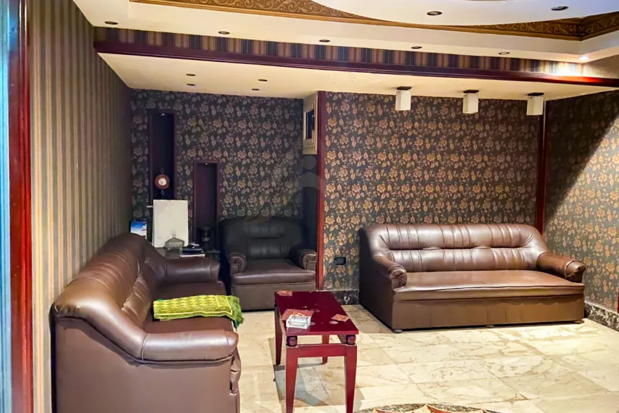 مكتب للايجار المفروش 270 م ميامي (علي البحر مباشرة)