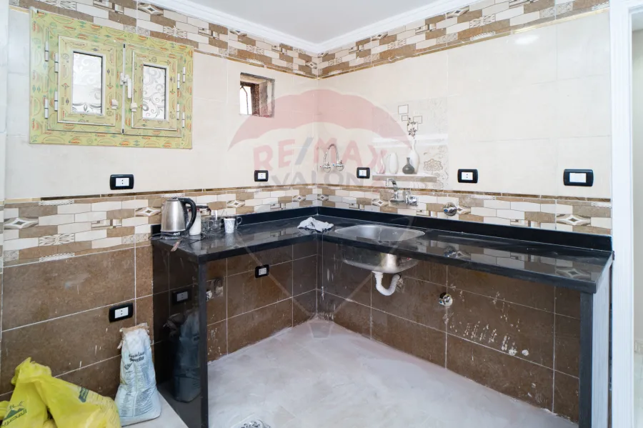 فيلا للبيع  250 م  المعمورة الشاطئ (علي البحر مباشرة)